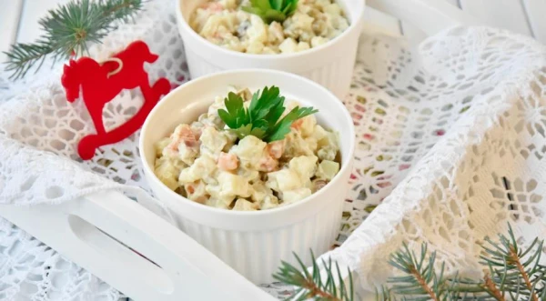 Neparasts un apetīti rosinošs: gatavojam salātu no kalmāriem ar zaļajiem zirnīšiem