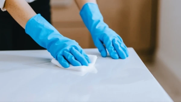 Cik ilgi vīrusi spēj dzīvot uz sadzīves virsmām?