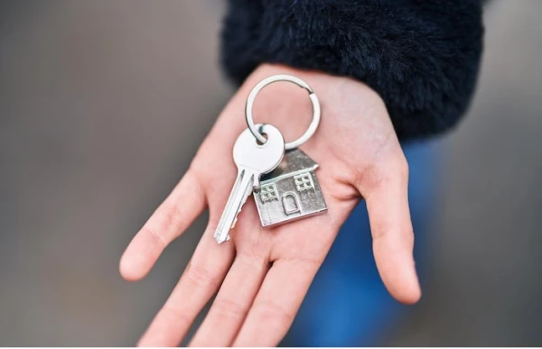 Pensionāre atņem mājokli divām ģimenēm un nomirst no sirdslēkmes