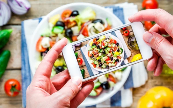 Kā sociālie tīkli ietekmē mūsu ēšanas paradumus — un kāpēc mēs to nepamanām