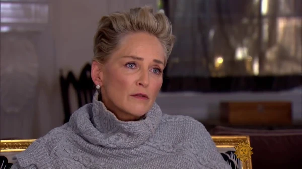 Šerona Stouna stāsta, ka pēc insulta sākusi «dzirdēt» mirušos