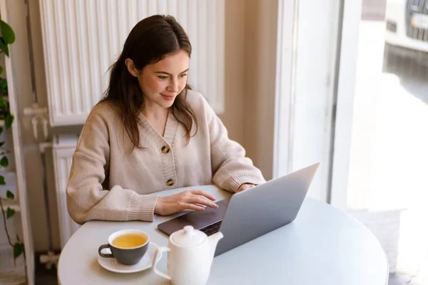 Ziņojumi, izmantojot neironu tīklu: kā to atpazīt