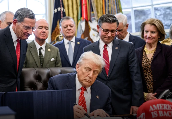 Tramps paraksta budžeta likumu, izbeidzot valdības darba apturēšanu