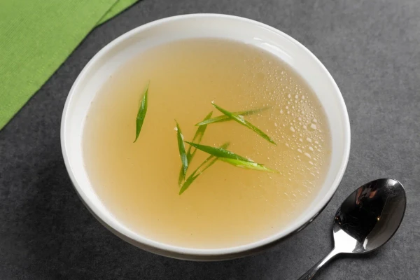 Garšvielas neglābs: kādi paņēmieni palīdz pagatavot ideālu vistas buljonu