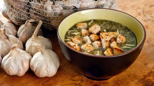 Ķiploku zupa «česnečka»: sildošs ziemas ēdiens no Čehijas