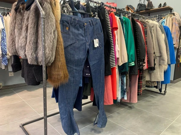 Rīgas pašvaldība aicina iedzīvotājus nest un ziedot bikses, džemperus un citus siltus apģērbus