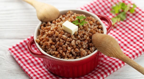 Ārsts paskaidroja, cik ilgi nepieciešams vārīt griķus, lai iegūtu maksimālu labumu