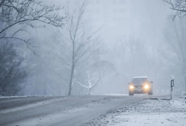 Lielā daļā Latvijas autoceļi ir sniegoti un apledojuši