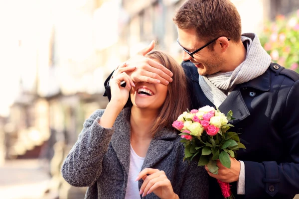 Pušķis kā mīlestības valoda: ko ziedu izvēle stāsta par vīrieti