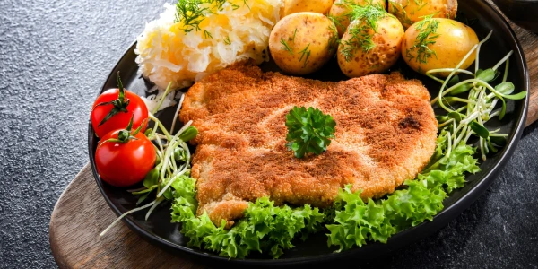 Sulīgas iekšpusē, kraukšķīgas ārpusē: gatavojam ideālas cūkgaļas kotletes