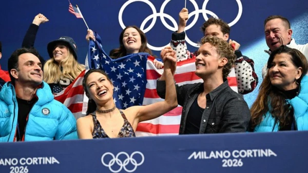 Olimpiskajās spēlēs 2026. ASV izlase spraigā cīņā uzvarēja komandu turnīrā dailes slidošanā