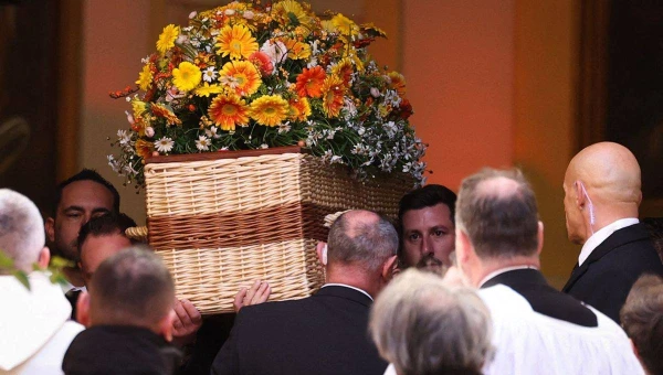 В такой корзиночке с цветами знаменитая артистка ушла в вечный покой.