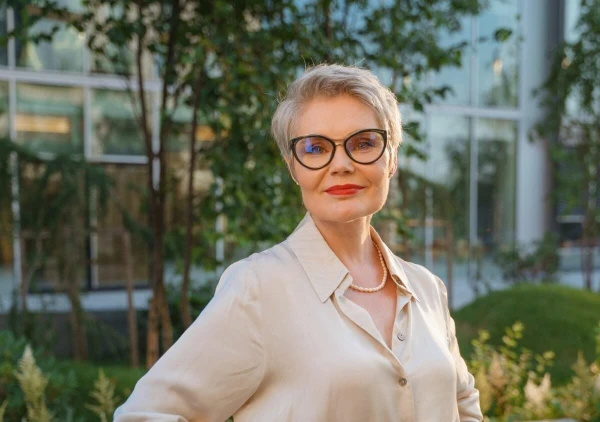 Kāpēc dažas sievietes izskatās jaunākas par saviem gadiem: ģenētika un dzīves faktori, kas saglabā jaunību