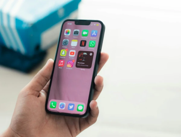 iPhone akumulatora nomaiņas cenu nosauc par laupīšanu