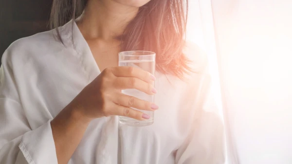 Glāze ūdens no rīta: ieguvumi veselībai un mundrumam