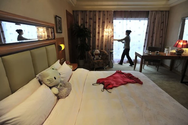 Ķīnas viesnīcās sākuši uzstādīt slēptas kameras seksa video filmēšanai