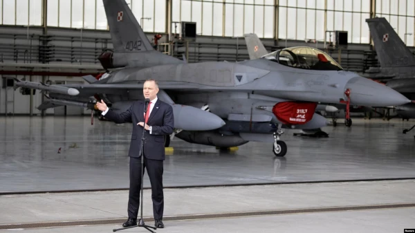 Польский глава комфортно себя чувствует на фоне ударных самолетов производства США.