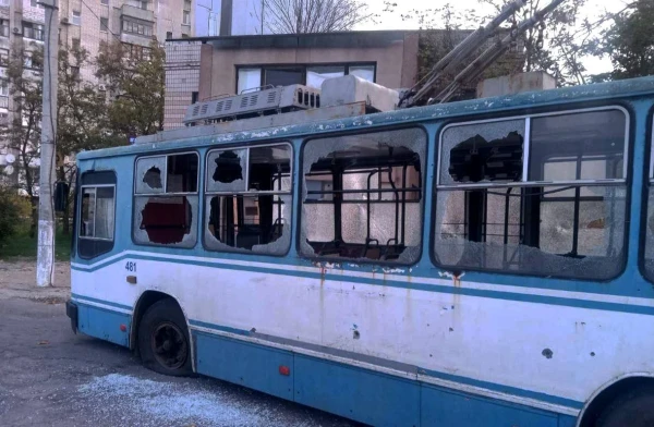 Уничтожается общественный транспорт с пассажирами.