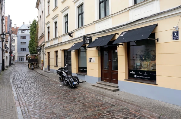 Trīs serbiem celtas apsūdzības par laupīšanu Vecrīgas pulksteņu veikalā