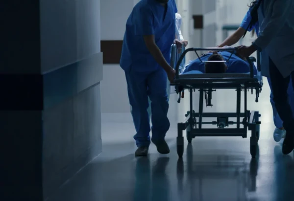 Zinātnieki noskaidrojuši, cik stundas pēc cilvēka nāves smadzenes turpina darboties