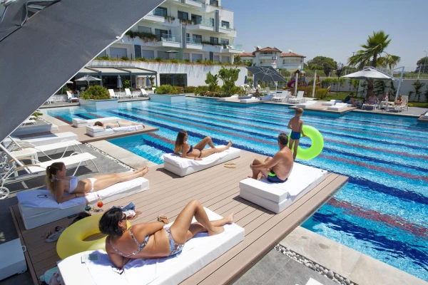 «Viss iekļauts» nenozīmē bezmaksas: kā tūristi zaudē naudu kūrortā