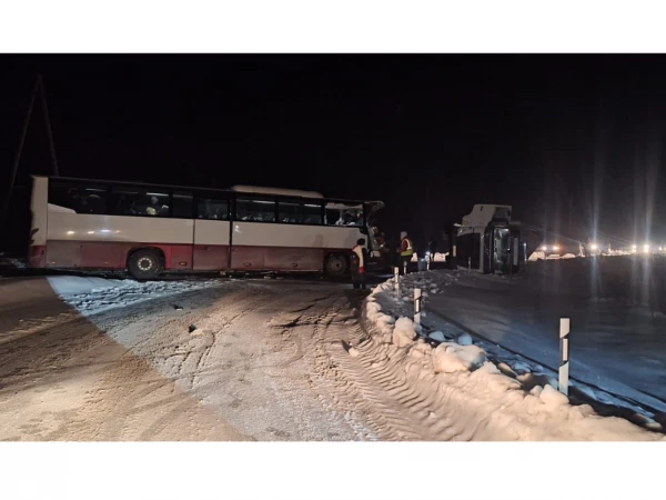 Netālu no Rīgas reisa autobuss ietriecās kravas automašīnā — uz avāriju izbrauca piecas «ātrās palīdzības»