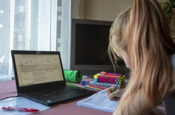 Pārskatot grozījumus par tālmācību, lemj sākt tās ierobežošanu no 2027./2028. mācību gada