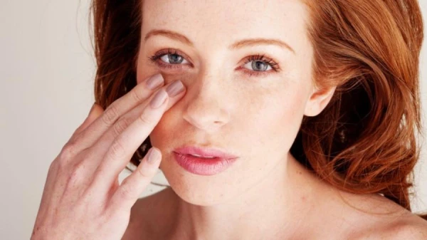 Plakstiņa pēkšņā trīce: cēloņi un veidi, kā ar to cīnīties