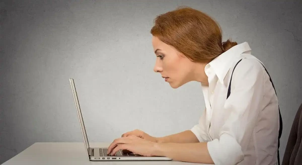 «Datora kakla» sindroms: kā mazināt sāpes un spriedzi