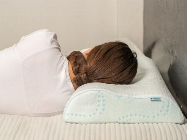 Uzņēmums atļauj darbiniecei gulēt 9 stundas dienā, bet pēc tam — atlaiž