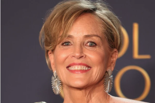 Šārona Stouna kritizē mūsdienu sabiedrību par bailēm publiski atkailināties