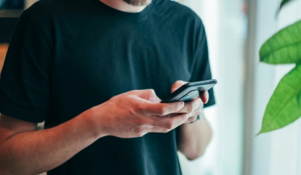 Nosauktas viedtālruņa uzlaušanas pazīmes