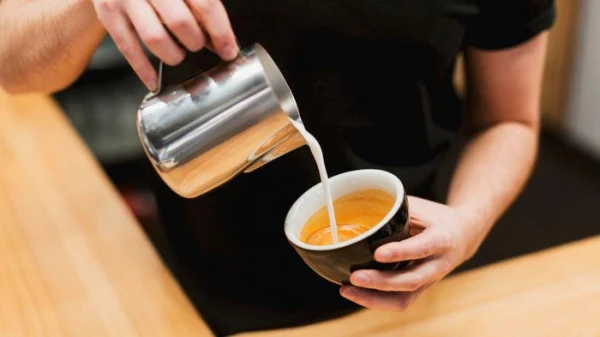 Diētas speciālisti nosauca visveselīgāko pienu, ko pievienot kafijai