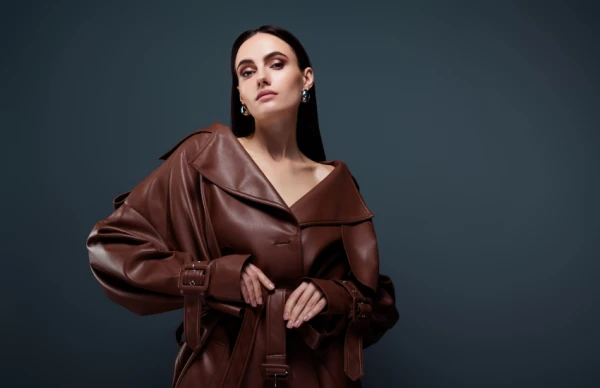 Pavasaris 2026: tumši brūnie trenči aizstāj bēšos Parīzes ielās