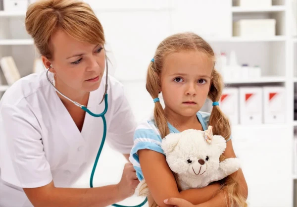 Bērns baidās no ārstiem: kā palīdzēt viņam atbrīvoties no bailēm