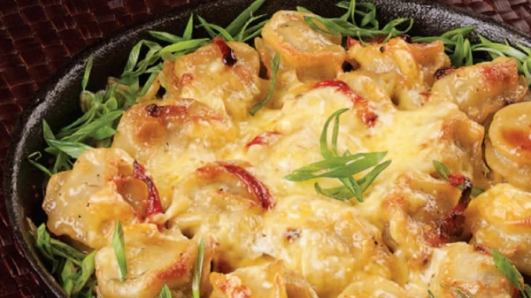 Vienkārši samaisīt un ielikt cepeškrāsnī: oriģināla pelmeņu pīrāga recepte