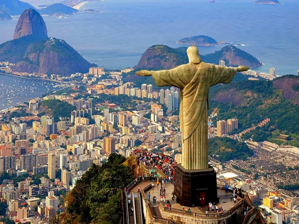 В этом городе все ходят в белых штанах.