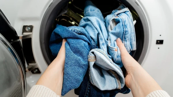 Lielākā kļūda džinsu mazgāšanā, par kuru jūs, iespējams, pat nenojautāt