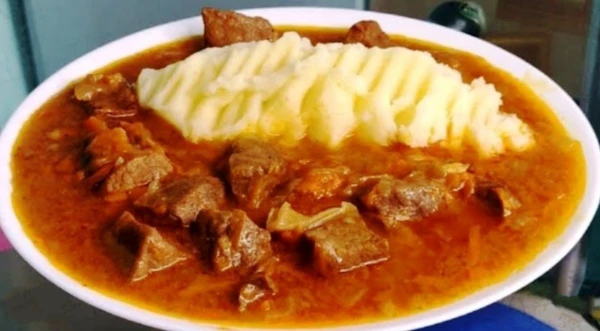 Bieza mērce un mīksta gaļa: recepte, ko atceras no bērnības