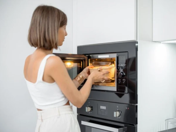 Dietoloģe paskaidroja, kurus produktus nedrīkst uzsildīt mikroviļņu krāsnī