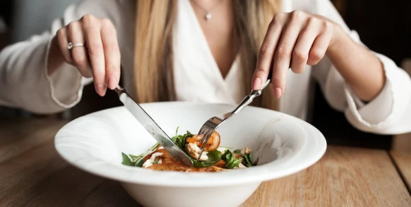 Neēst pirms miega: kā tas ietekmē asinsspiedienu, cukura līmeni un miega kvalitāti