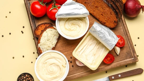 Kāpēc kausētais siers ir bīstams: dietologa padomi un alternatīvas