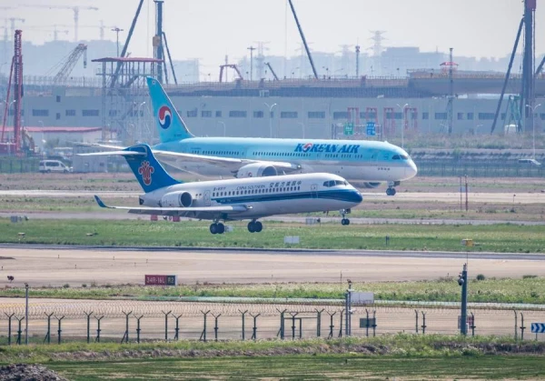 Шанхай, Китай. Реактивный пассажирский авиалайнер C909 авиакомпании China Southern Airlines совершает посадку.