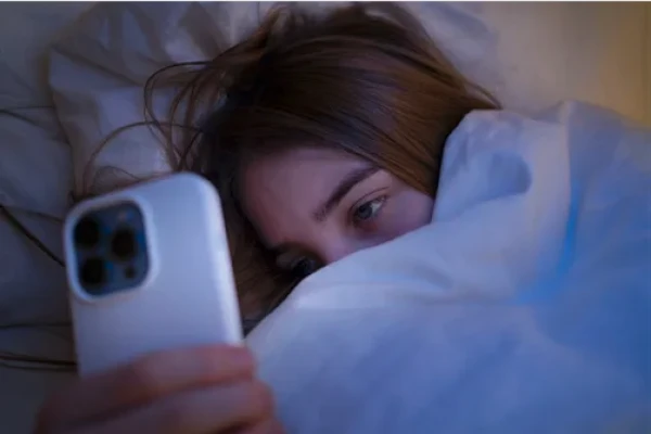 Nosaukti veselības riski, kas saistīti ar viedtālruņa lietošanu