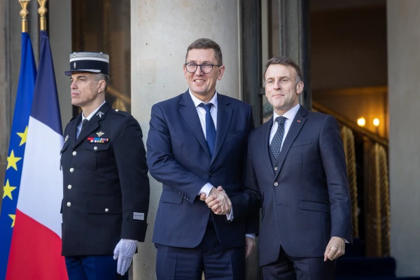 Кристен Михал и Эммануэль Макрон.