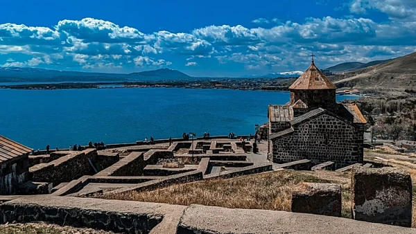 Озеро Севан — одно из крупнейших высокогорных пресноводных озер в мире.
