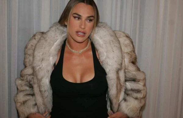 Kažoks, kaklarota un dziļš dekoltē — Arīna Sobolenko pozēja greznā Gucci tērpā