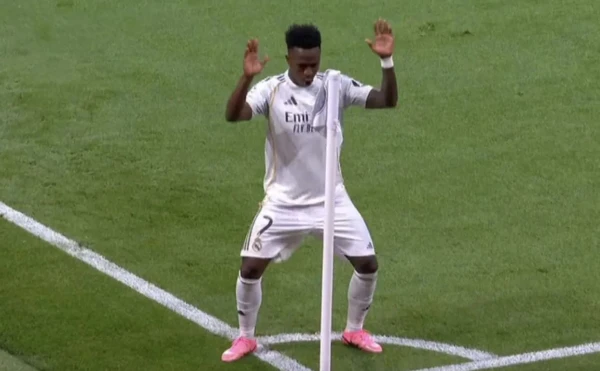 Infantino par skandālu ar Vinisiusu: ja spēlētājs aizsedz muti un saka kaut ko ar rasistisku nokrāsu, viņu jāizraidī no laukuma