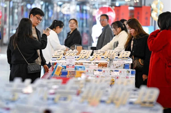 Иньчуань, Китай. Люди делают покупки в Центральноазиатском выставочно-торговом центре.