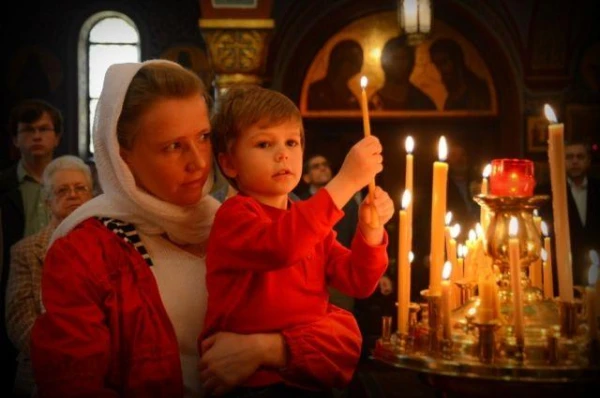 Kā pareizi uzlikt sveci templī?